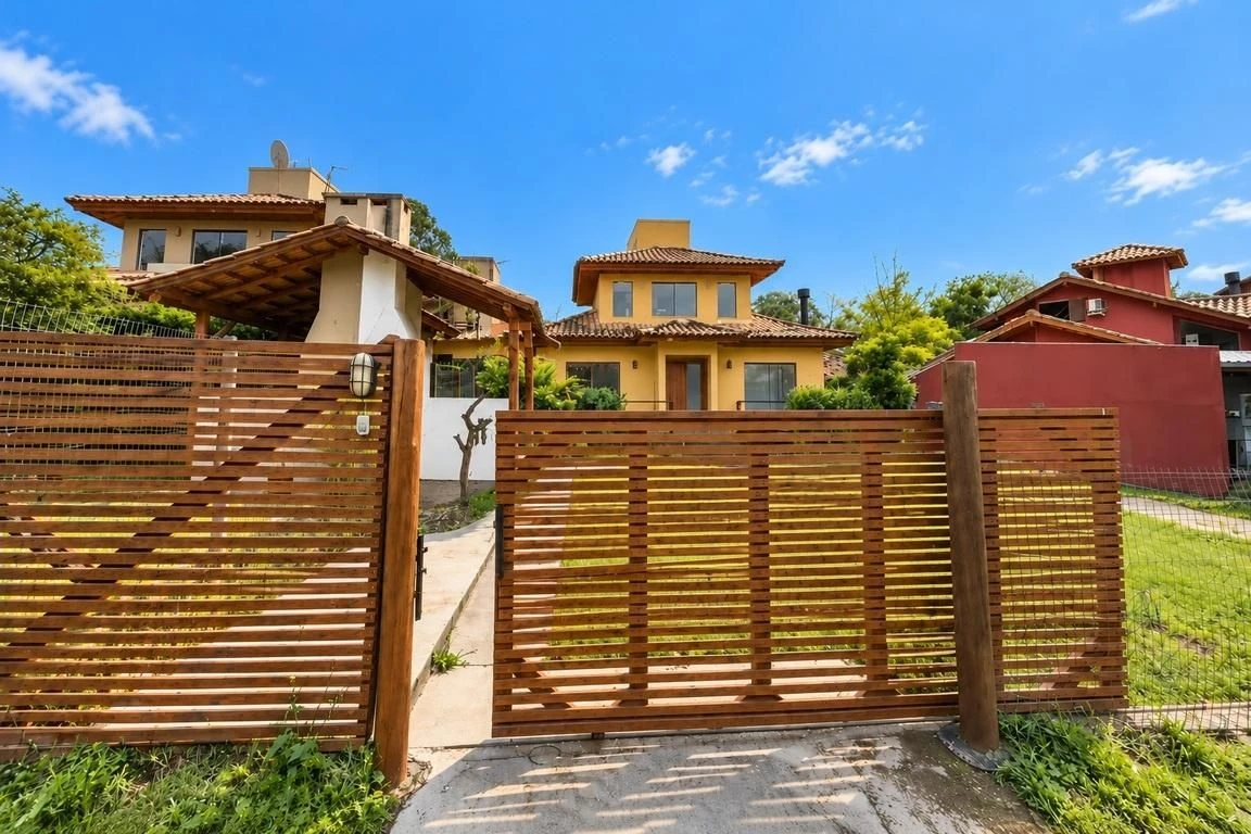 Balcony with a grill in a 2-bedroom house, 130 m² — photo 28