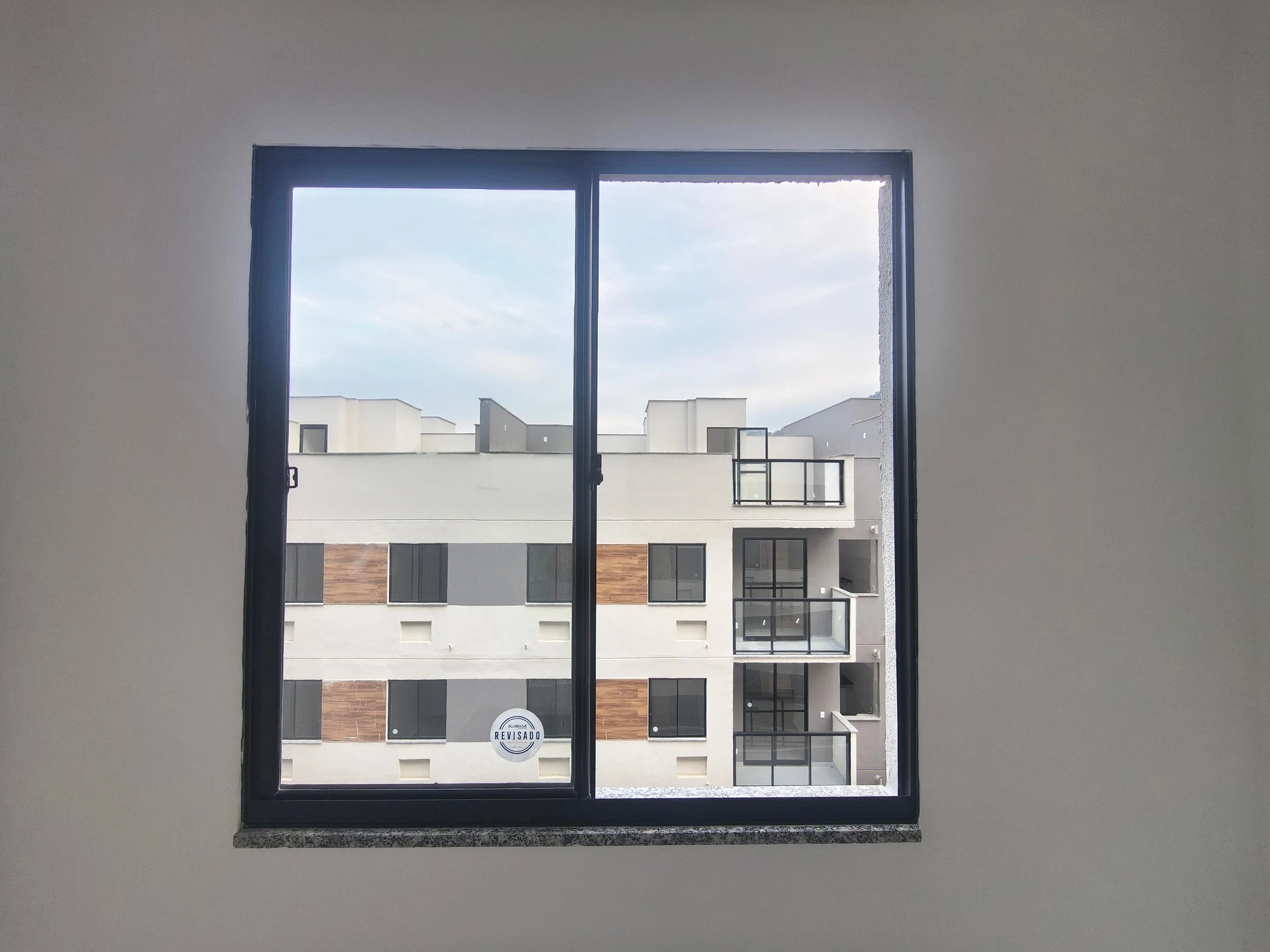 2-bedroom apartment with balcony and glass-enclosed shower — photo 3