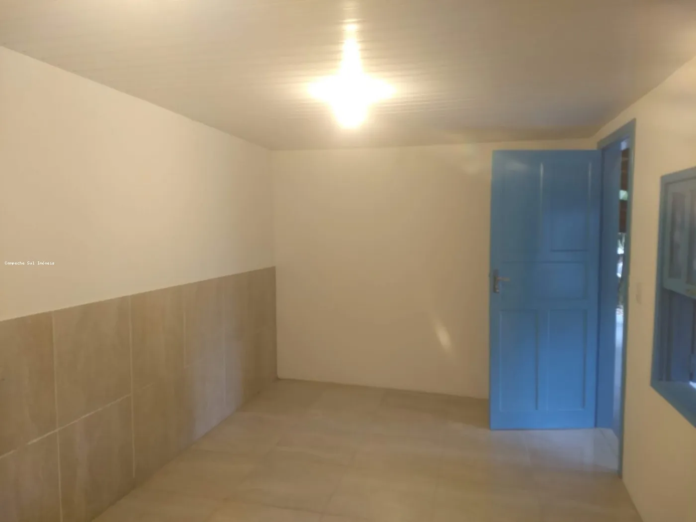 Balcony with a grill in a 5-bedroom house, 600 m² — photo 27