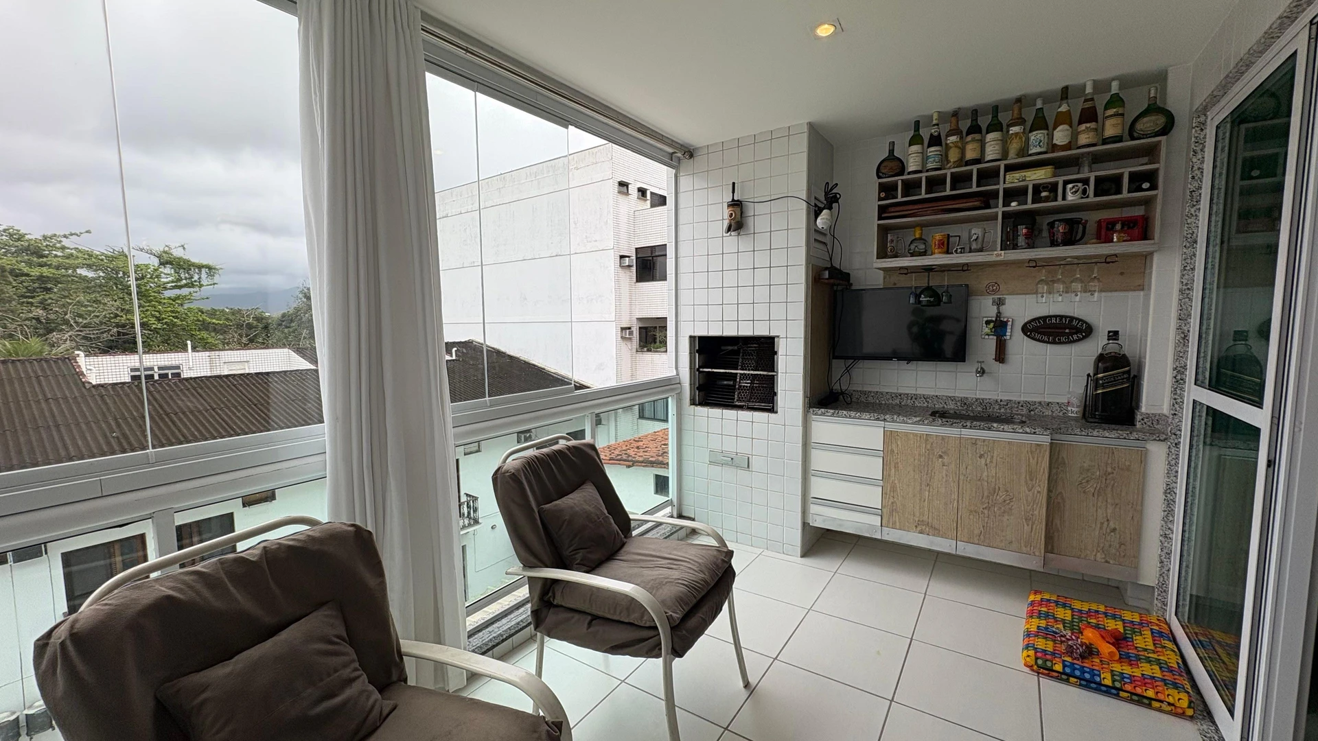 100 m² apartment with a grill on the balcony and a jacuzzi — photo 17