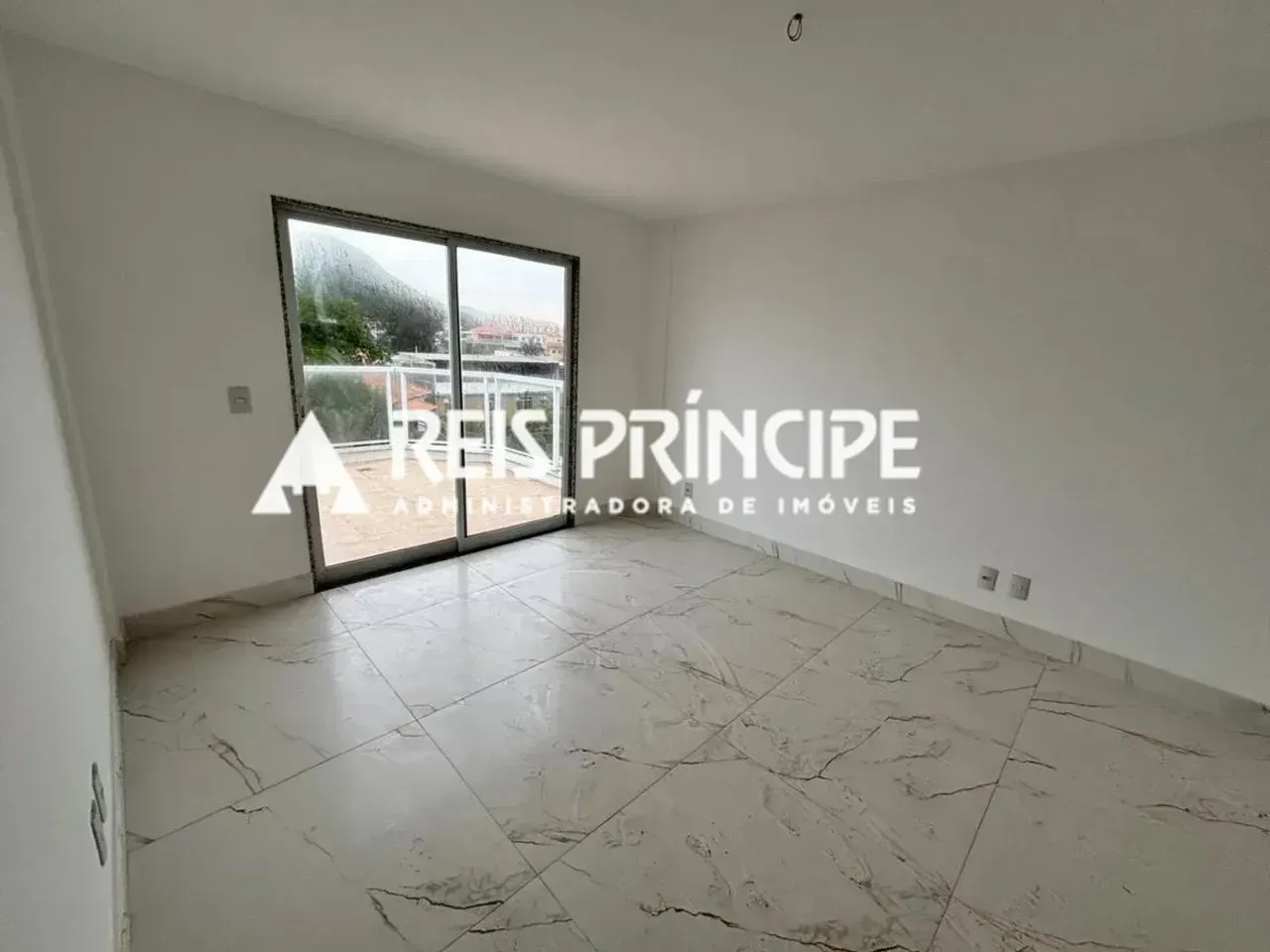 Unfurnished apartment with 4 bedrooms and a glass balcony — photo 13