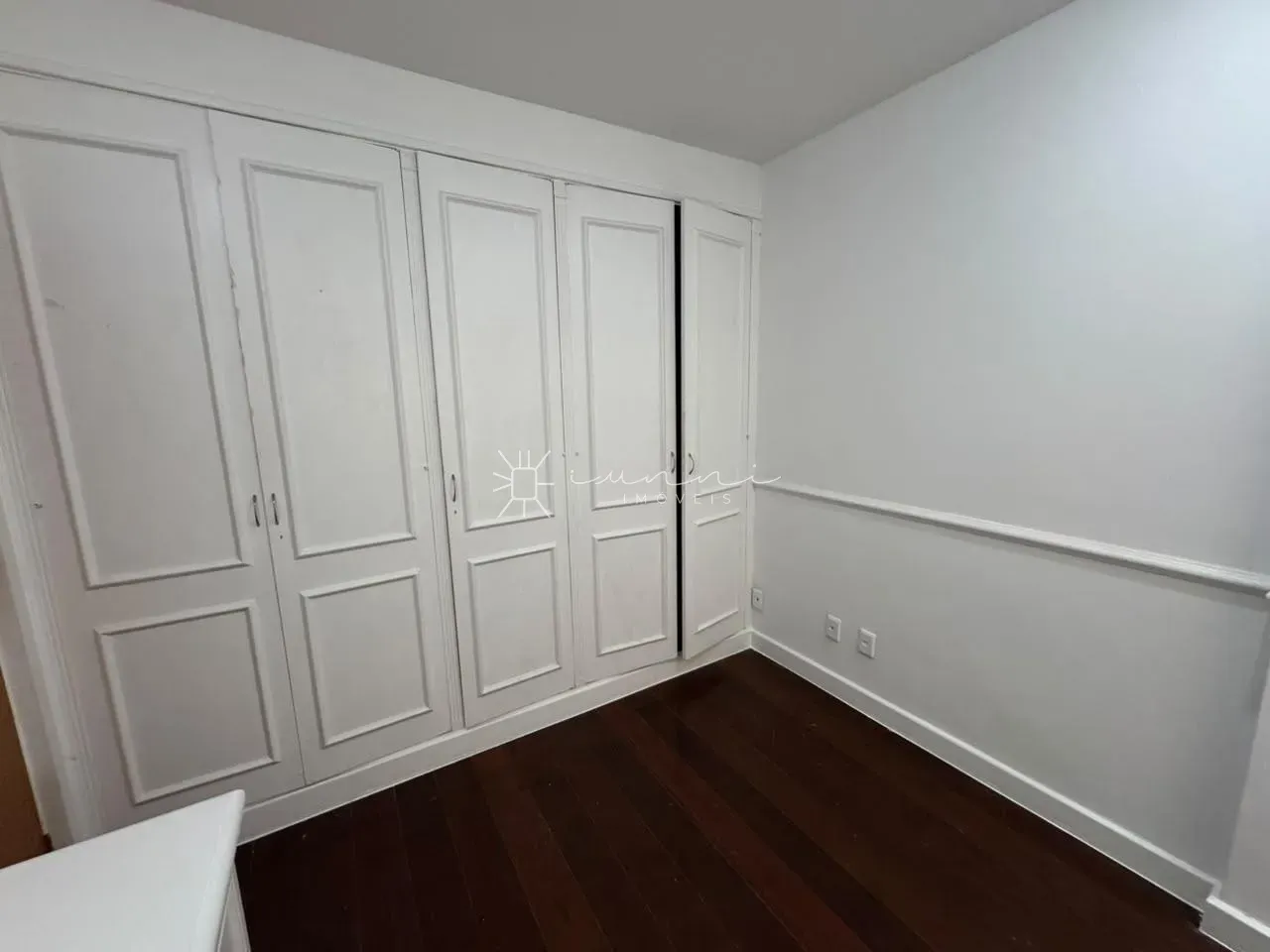 Wood or laminate floors in a 3-bedroom apartment, 140 m² — photo 4