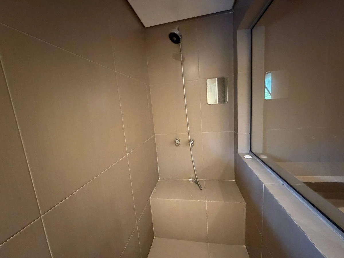 4-bedroom house with a bathtub — photo 40