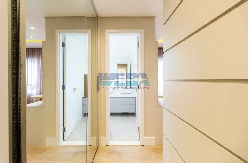 Apartamento com 4 quartos e varanda de vidro fechada — photo 19