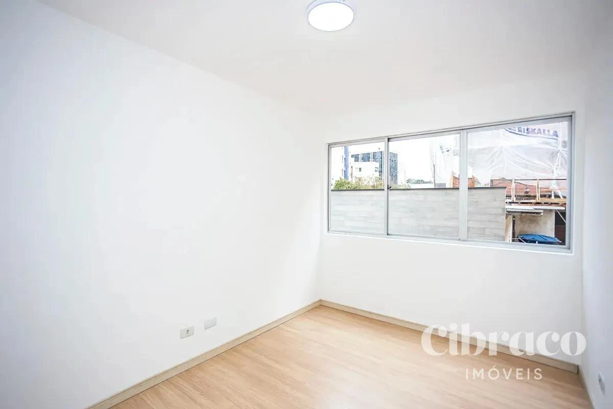 Apartment, 37 m², with wood or laminate floors — photo 3