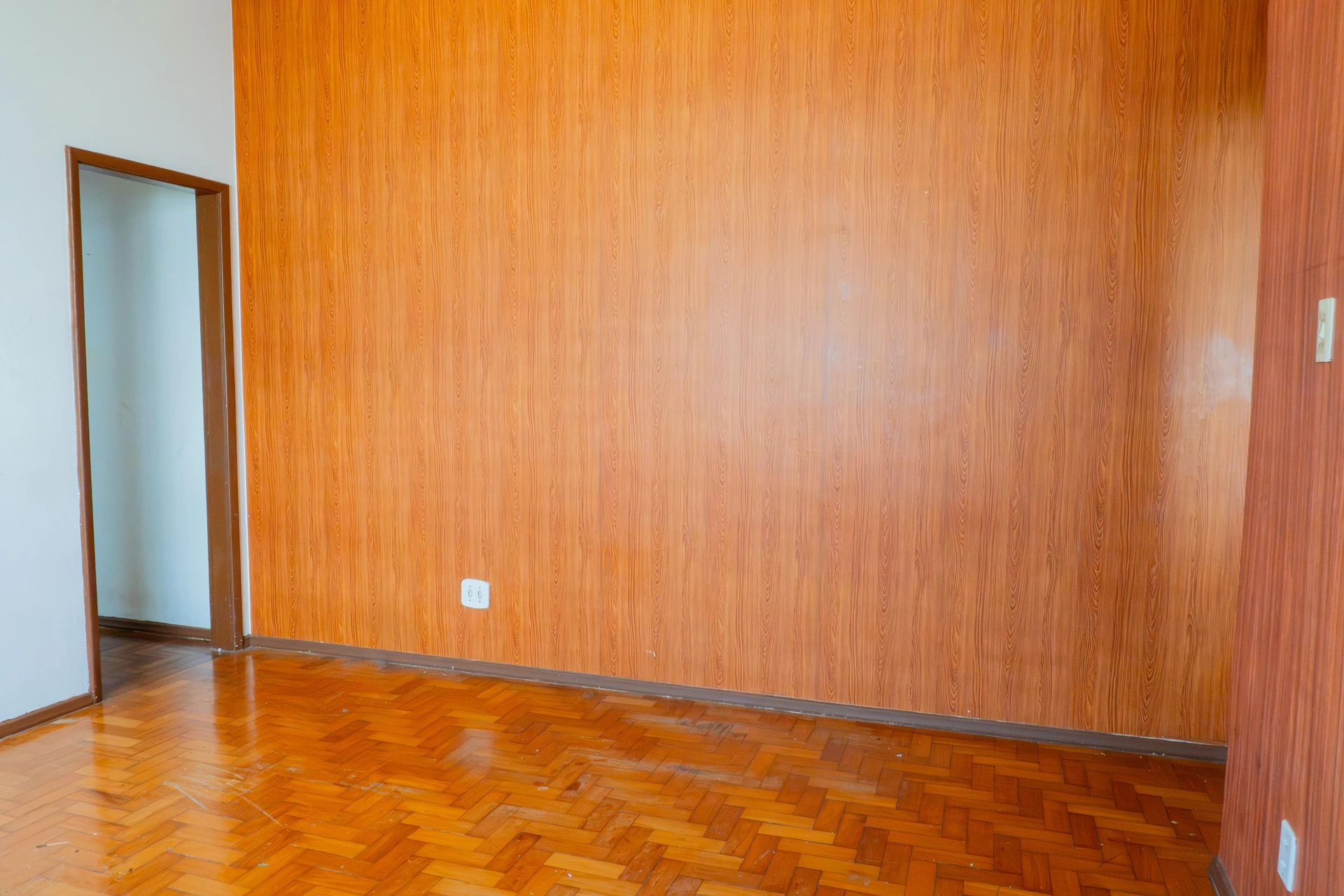 One-bedroom apartment with wood or laminate floors — photo 7