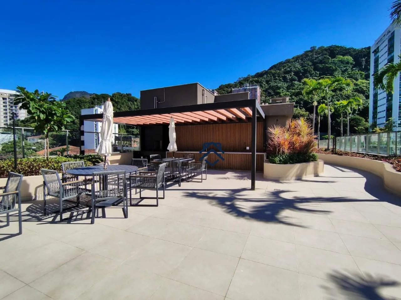 2-bedroom apartment with a mountain view — photo 15