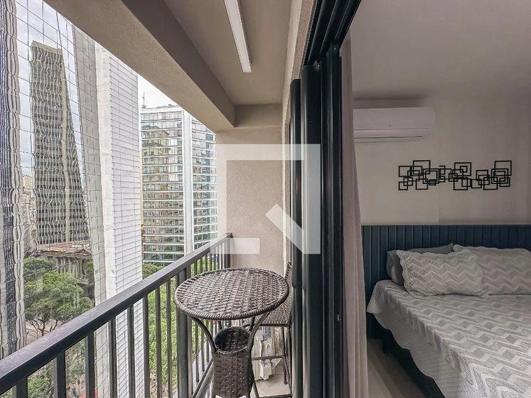 One-bedroom apartment in a building with a gym — photo 12