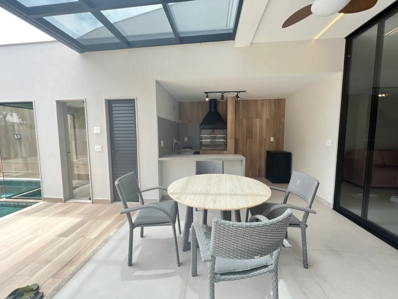 House with 5 bedrooms and 5 bathrooms plus 3 parking spots — photo 2