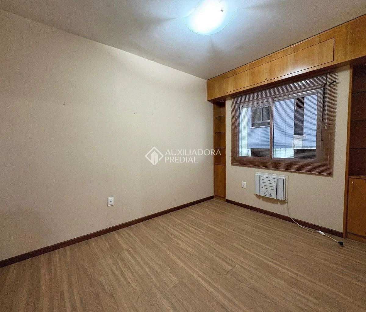 3-bedroom apartment with a glass-enclosed balcony — photo 20
