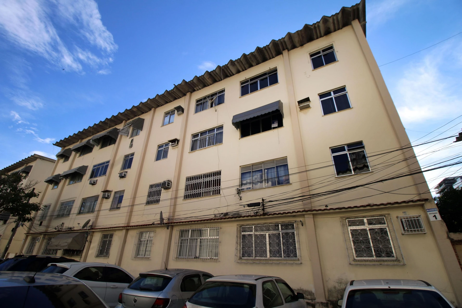 Furnished 2-bedroom apartment with 1 bathroom and glass shower — photo 25
