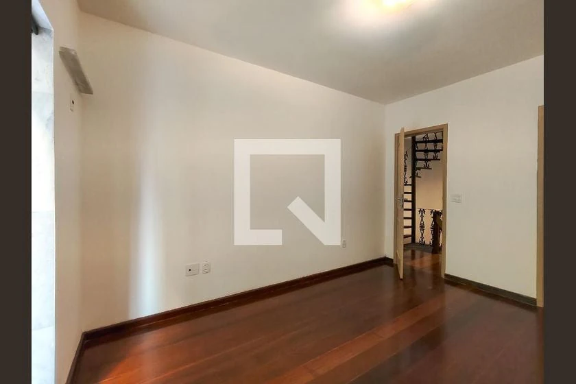 House with 5 en-suite bedrooms, 285 m² and parking