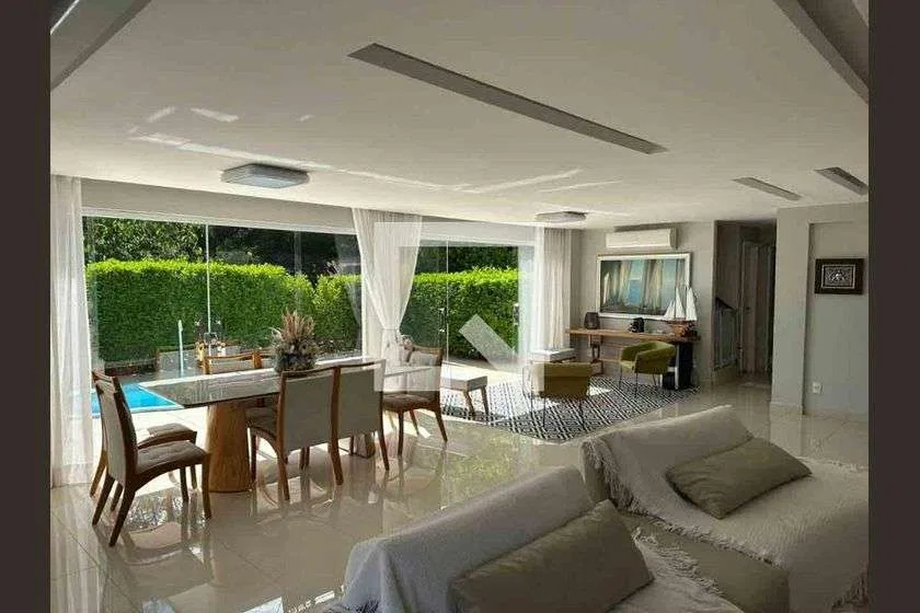 Floor-to-ceiling windows in a 6-bedroom house, 290 m²