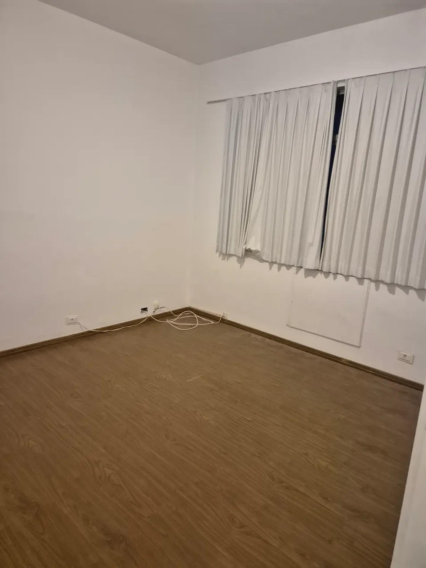 3-bedroom apartment with wood or laminate floors — photo 7