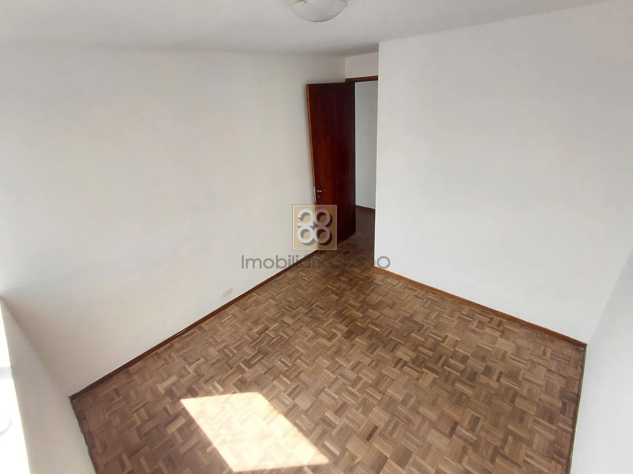Apartment with 1 bedroom and wood floors — photo 8
