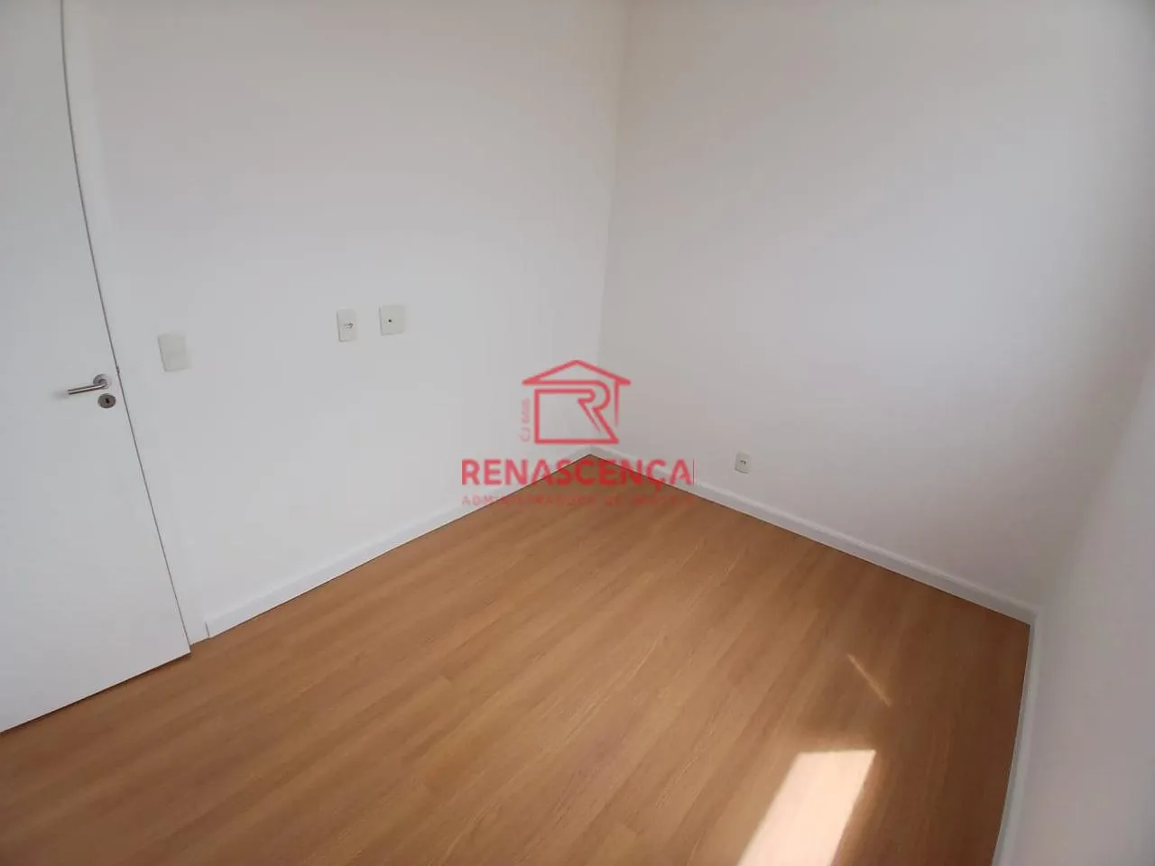 Apartamento de 2 quartos com piso de madeira ou laminado — photo 9