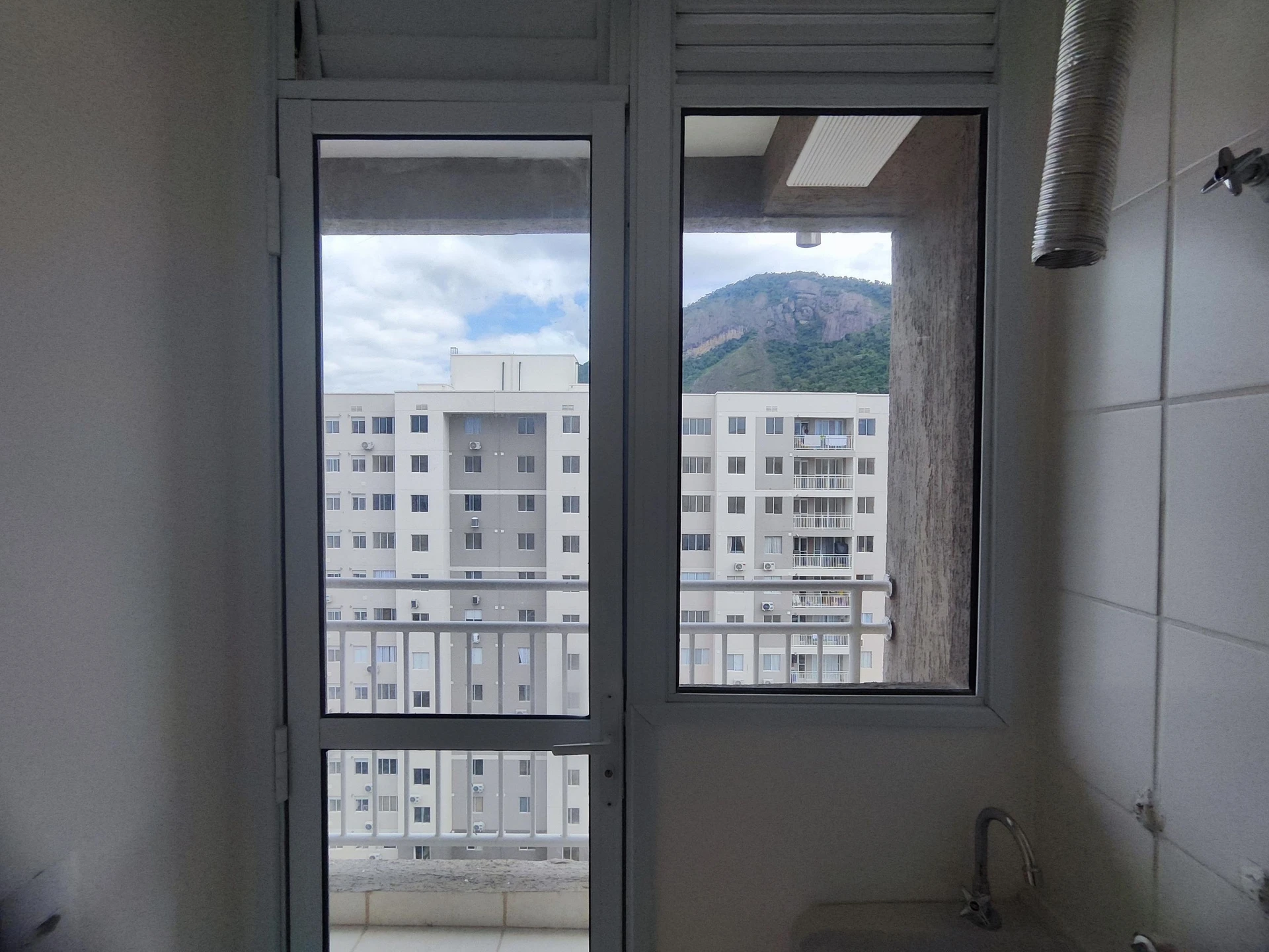 2-bedroom apartment with a balcony and 1 parking spot — photo 17