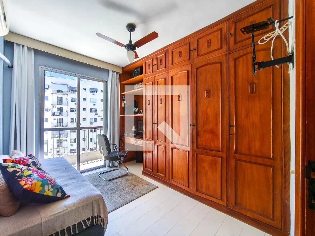 Furnished 4-bedroom apartment with balcony — photo 48