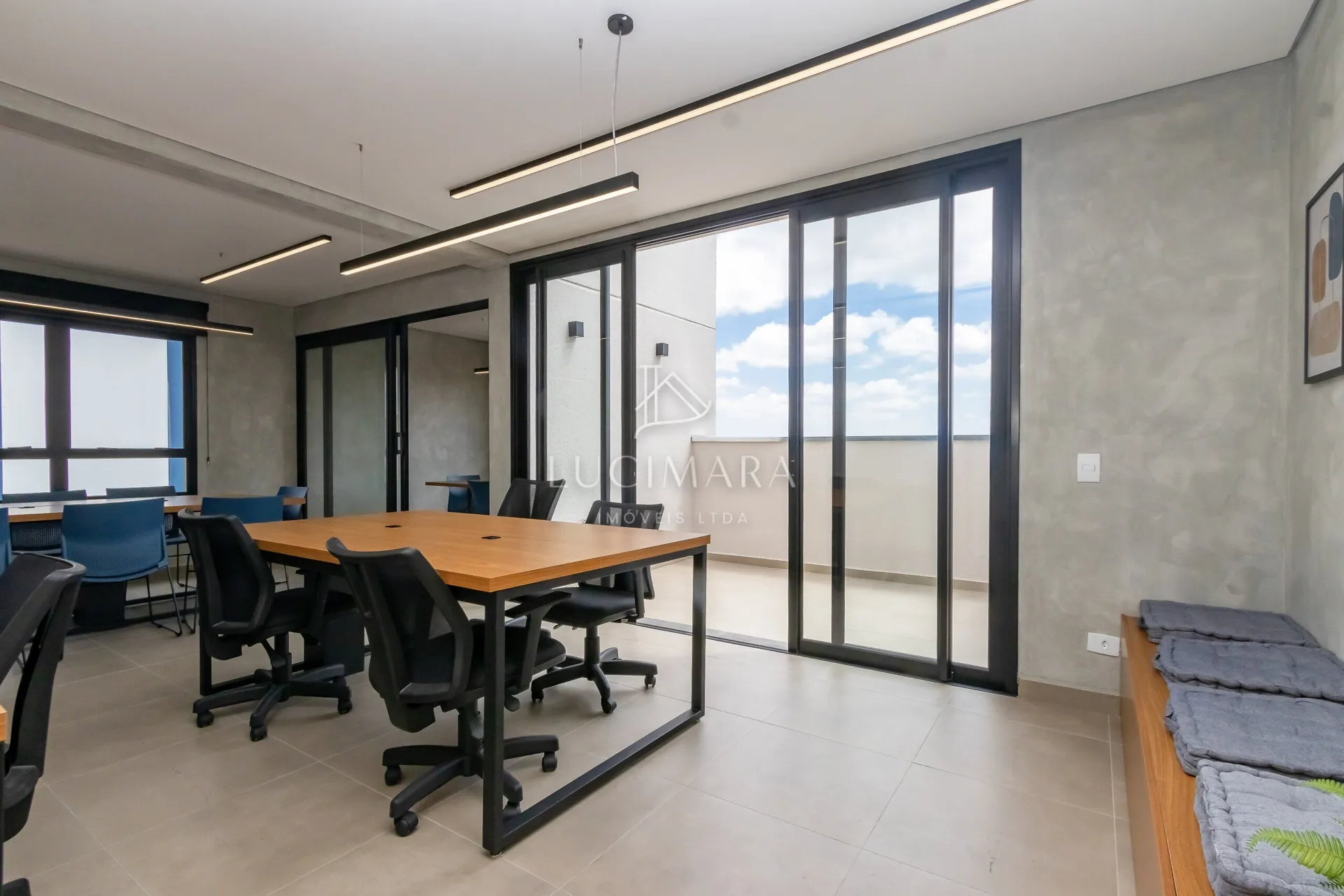 Furnished 1-bedroom apartment with open-plan kitchen — photo 32