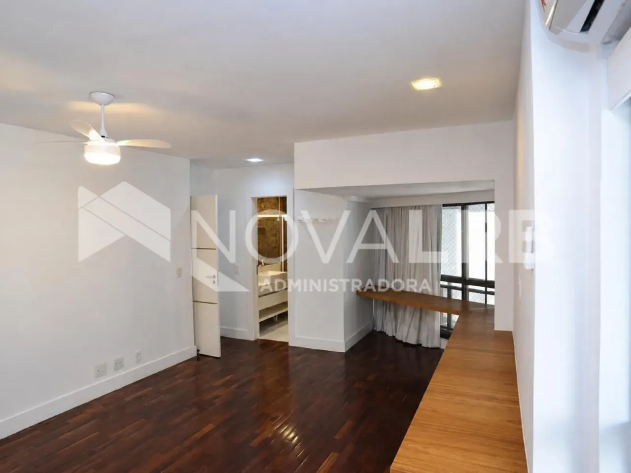 4-bedroom apartment with enclosed glass balcony — photo 27