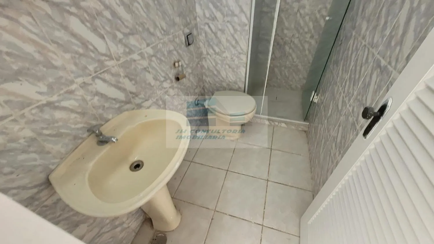 Empty apartment with 2 bedrooms and a gas stove — photo 18