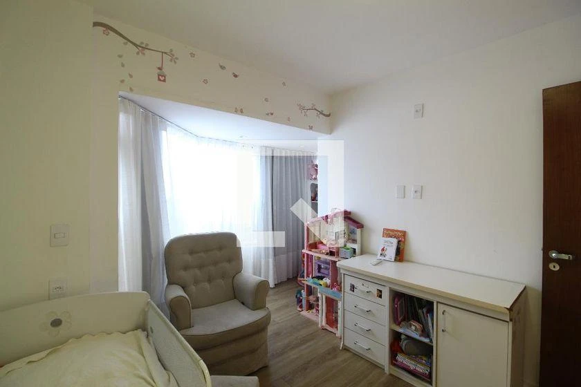 Furnished 4-bedroom apartment with 245 m² and glass balcony — photo 26