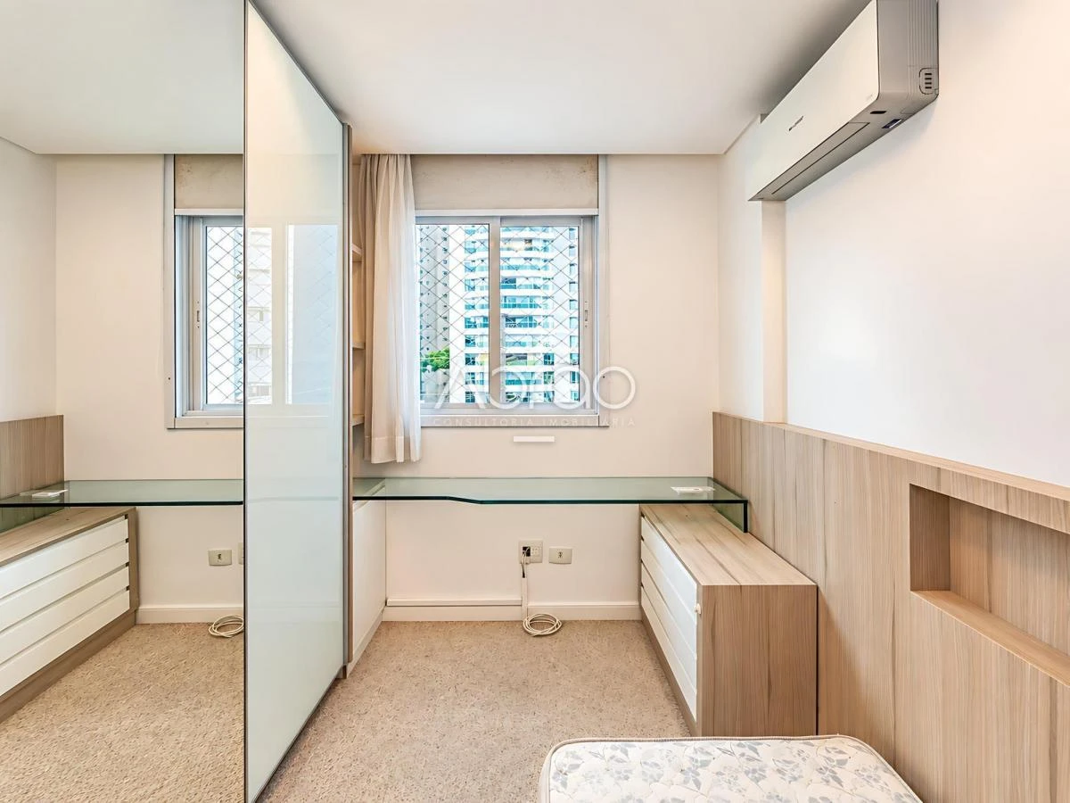 Furnished apartment, 192 m², with a glass-enclosed balcony — photo 27