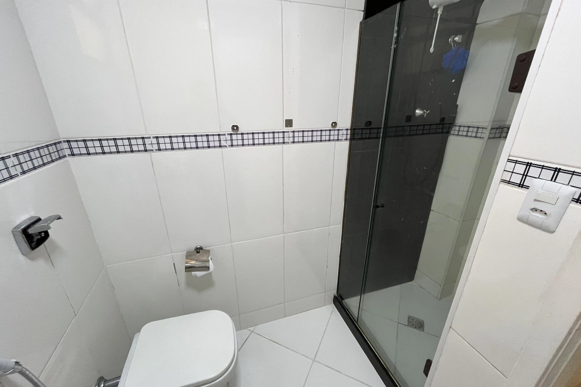 Glass-enclosed balcony in a 3-bedroom apartment, 131 m² — photo 14