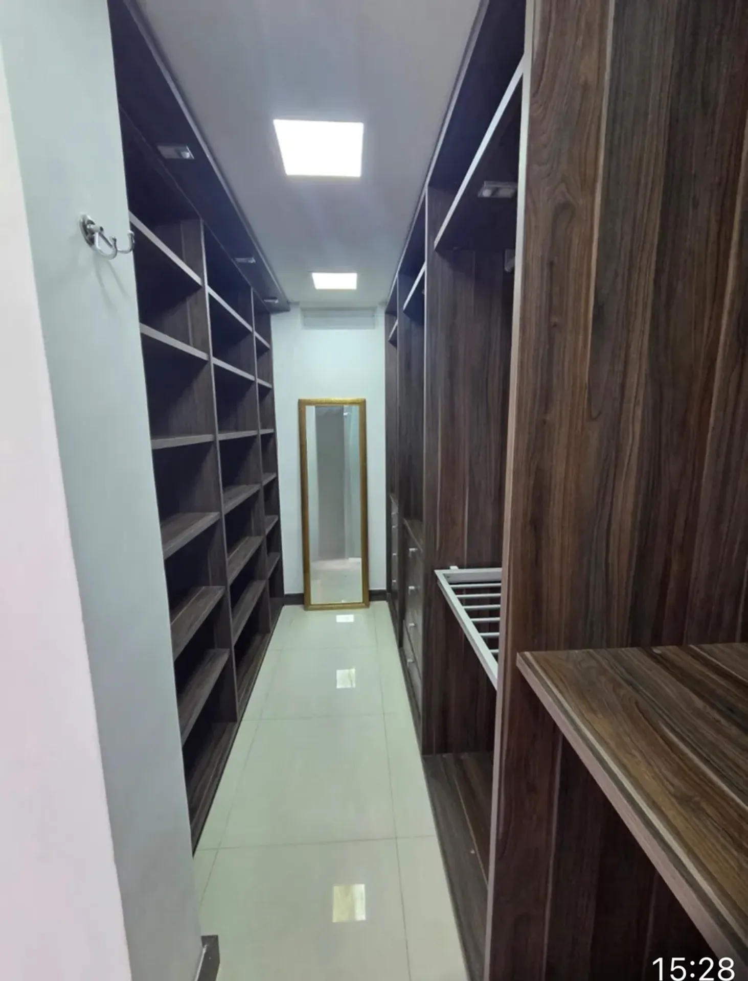 Unfurnished 3-bedroom apartment with terrace views — photo 37