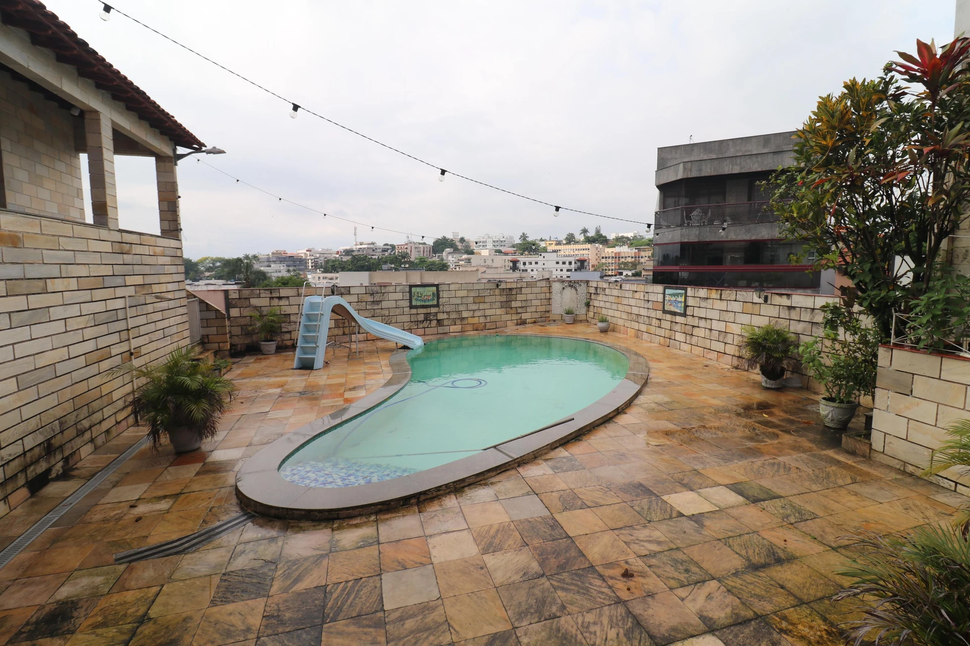 10-bedroom house with a bathtub in Rio de Janeiro — photo 57