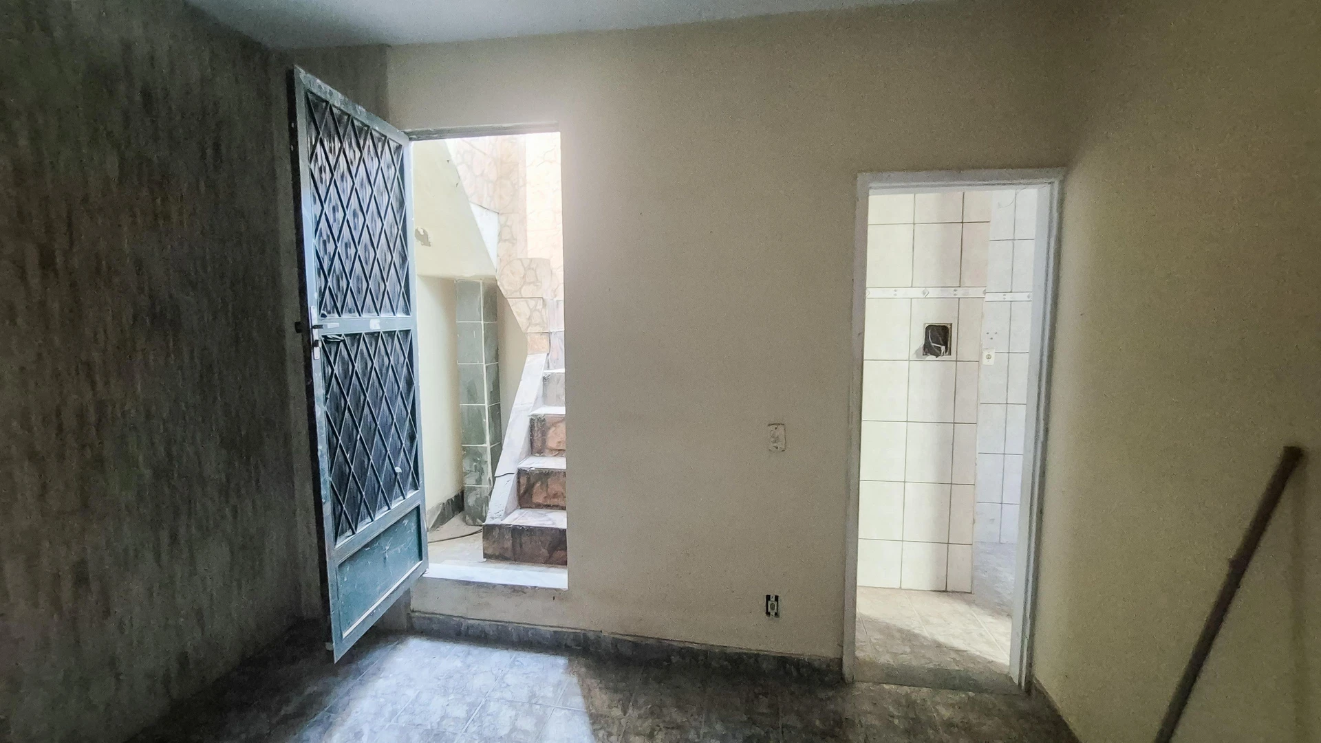 Casa con 2 dormitorios y lavadora en el área de lavado