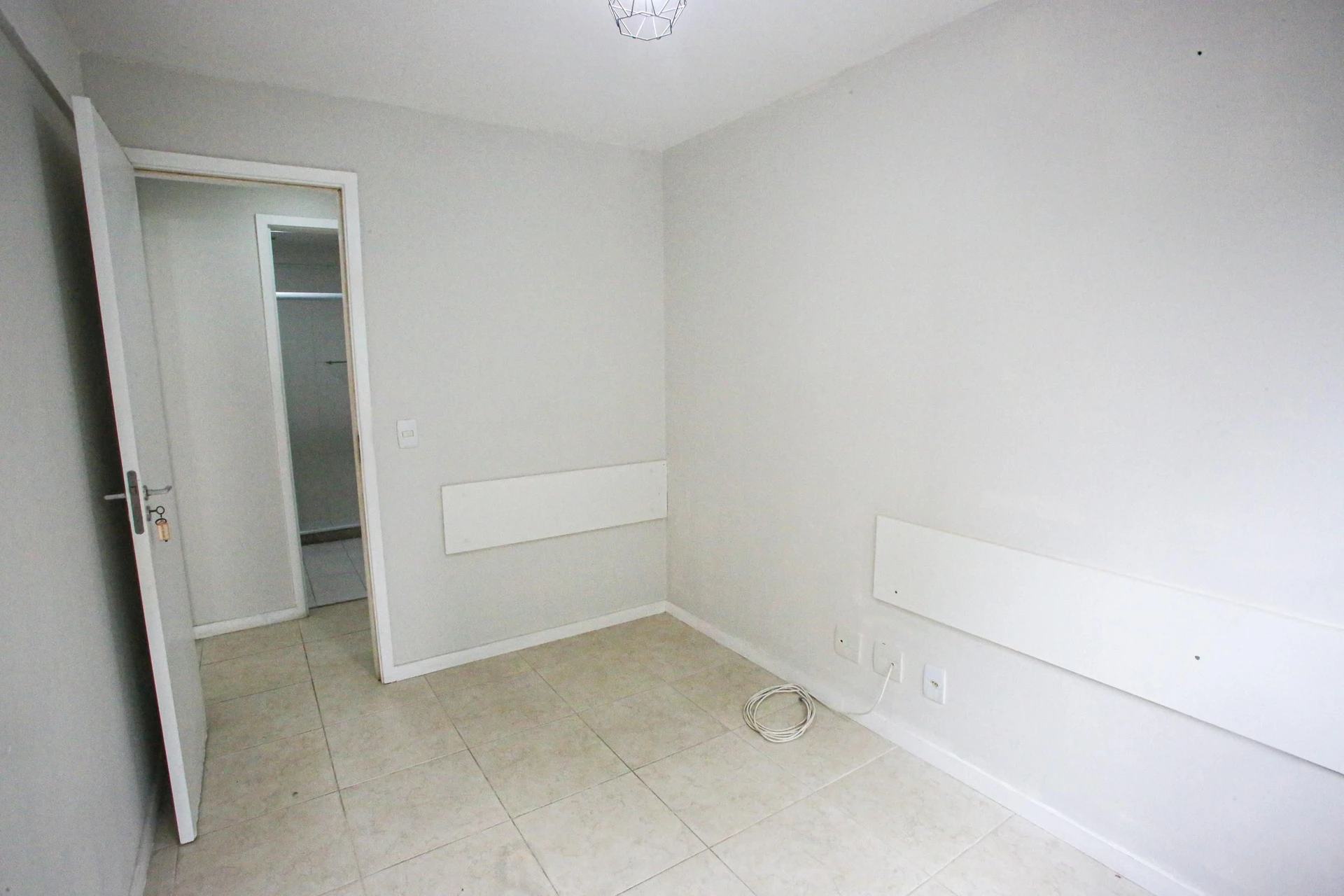 Balcony with a grill in a 2-bedroom apartment, 60 m² — photo 39