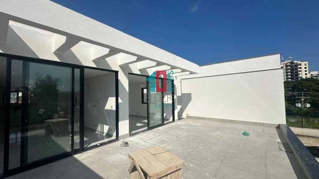 Casa com 5 suítes, 8 banheiros e 3 vagas para reformar — photo 2