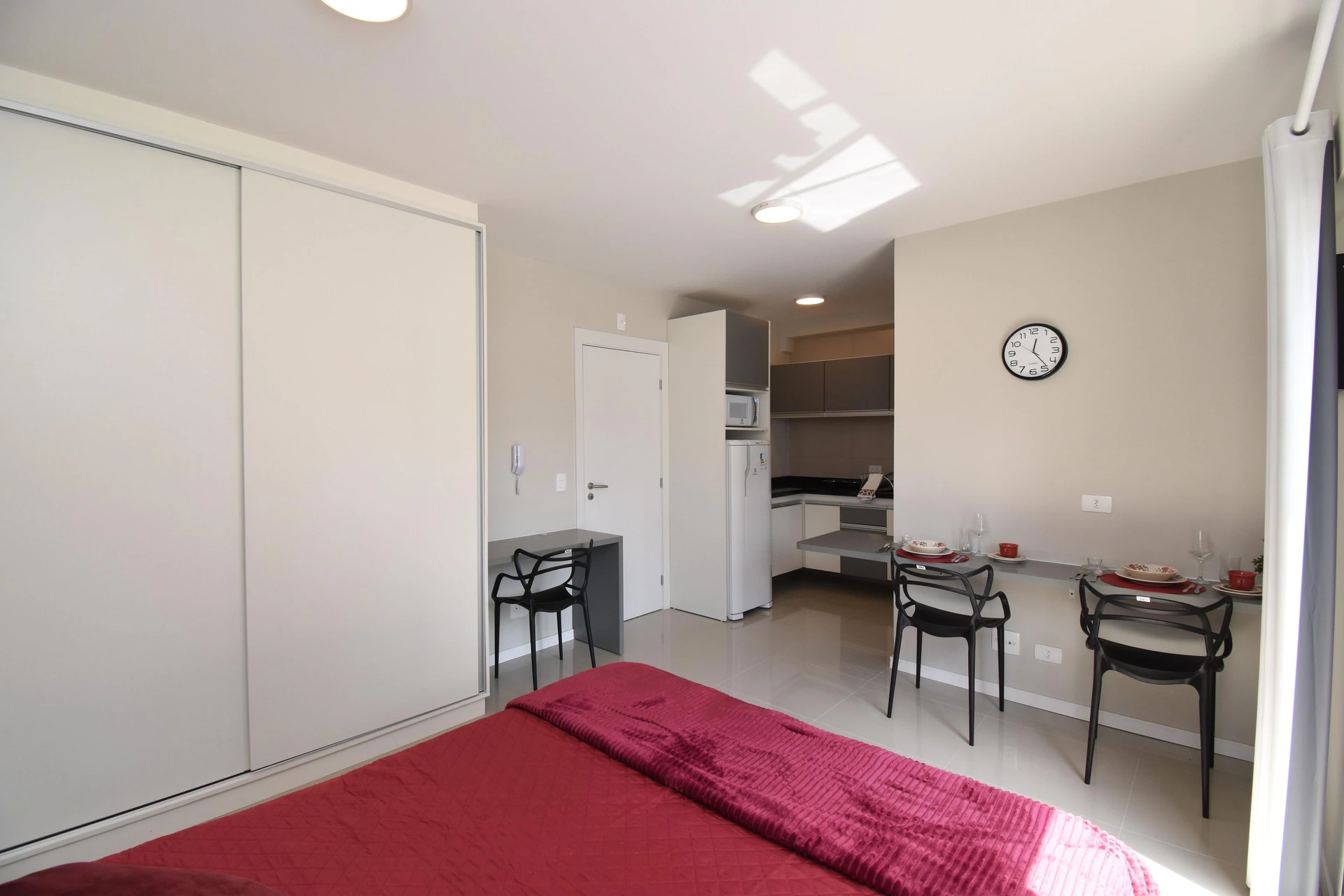 Furnished studio, 22 m², with a glass-enclosed balcony