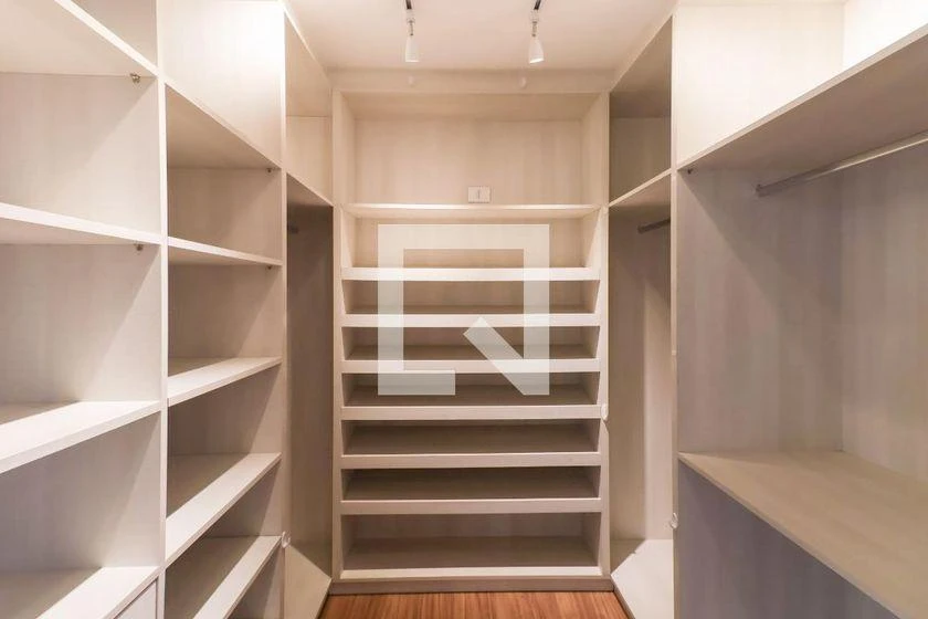 266 m² apartment with a bathtub and a walk-in closet — photo 28