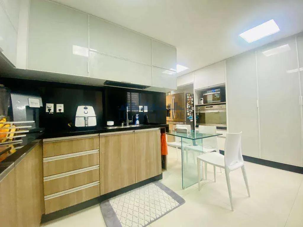 Furnished 4-bedroom apartment with 4 bathrooms — photo 41