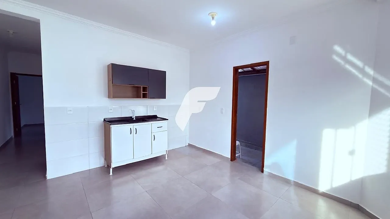 Apartamento en planta baja con cocina compacta y 2 dormitorios — photo 2