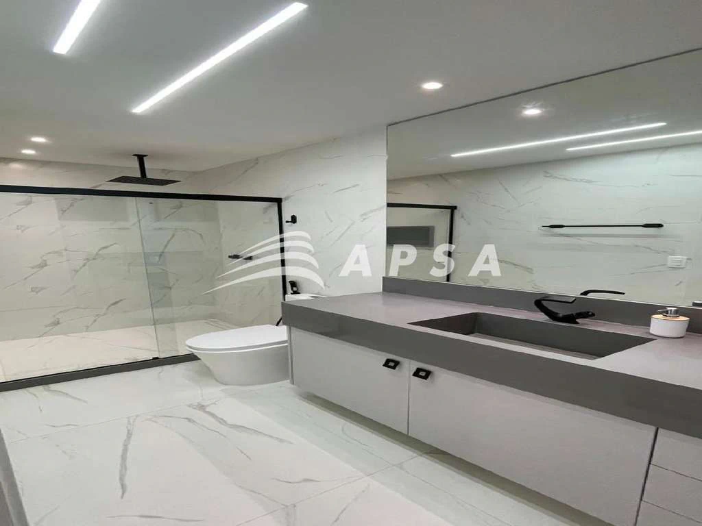 Furnished triplex house with 490 m², 5 en-suite rooms — photo 15