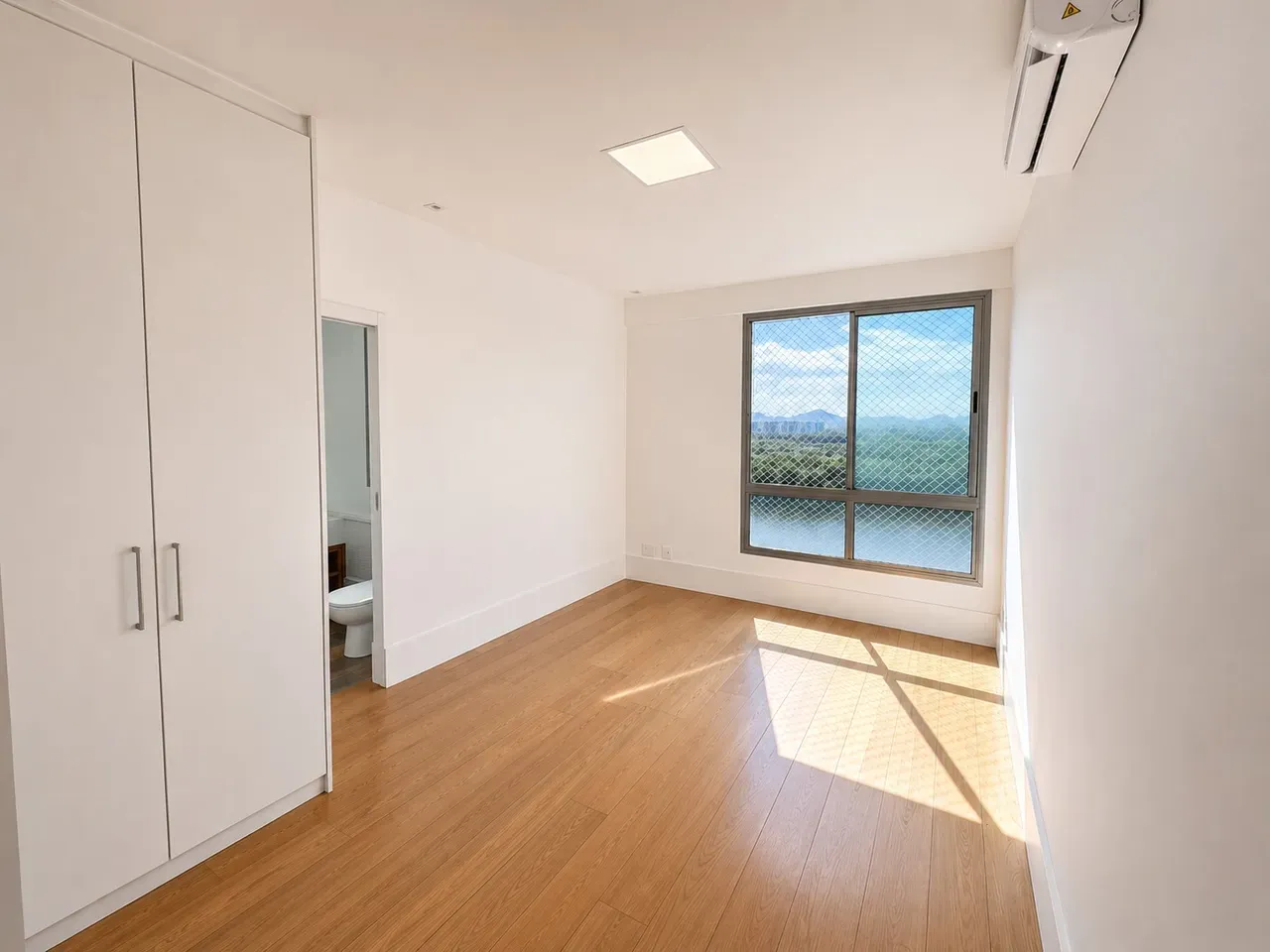 Unfurnished apartment with 4 bedrooms and 5 bathrooms — photo 26