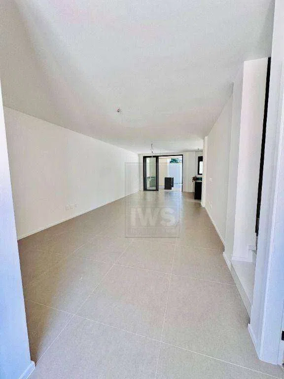 Modern house with 5 en-suite bedrooms and air conditioning — photo 23