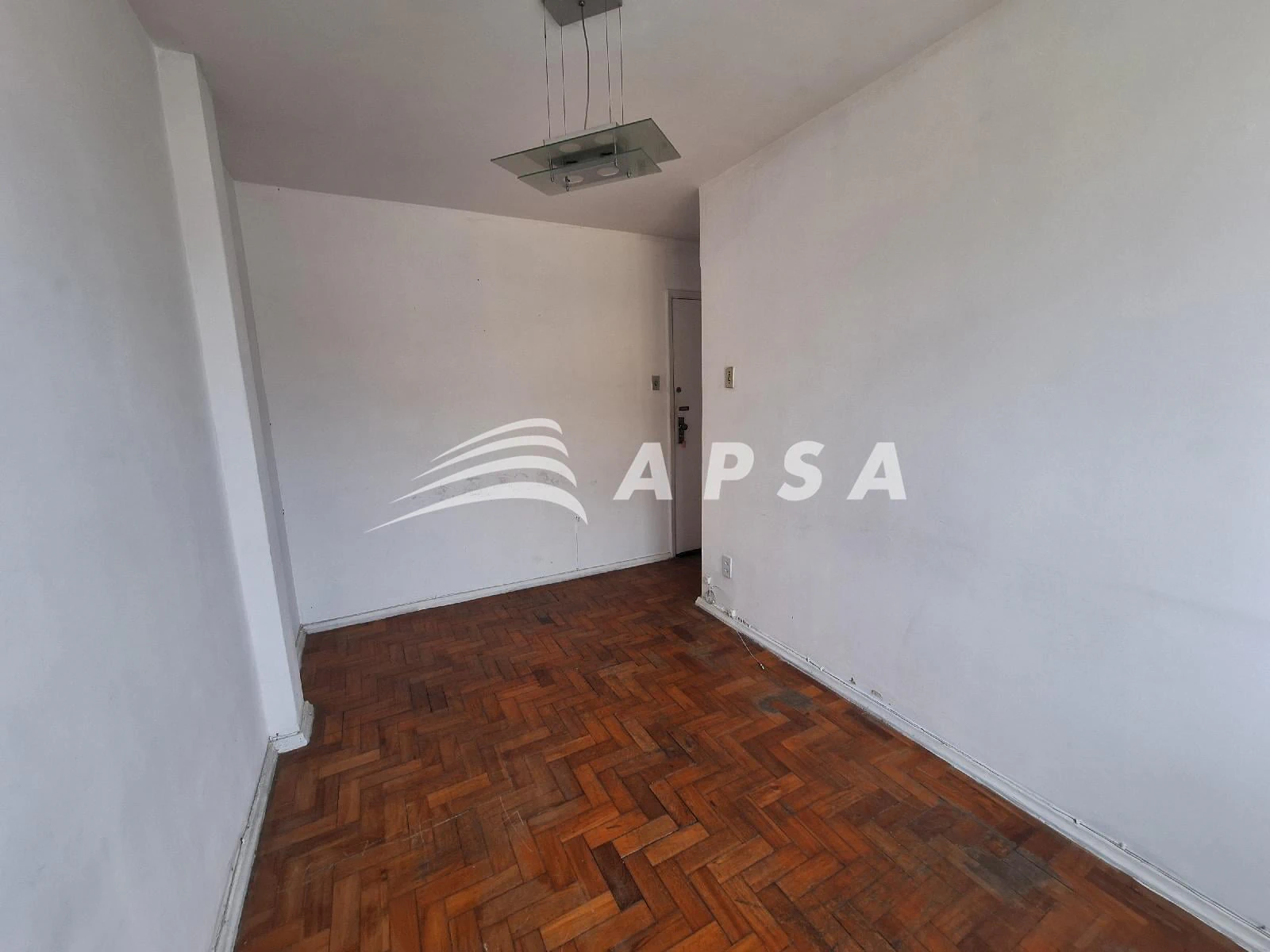 Wood or laminate floors in a one-bedroom apartment, 47 m² — photo 14