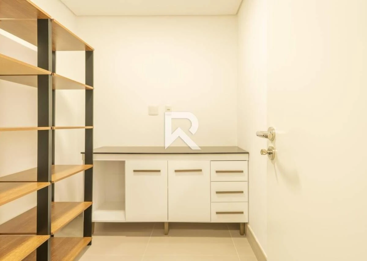 255 m² apartment with a bathtub and a walk-in closet — photo 36