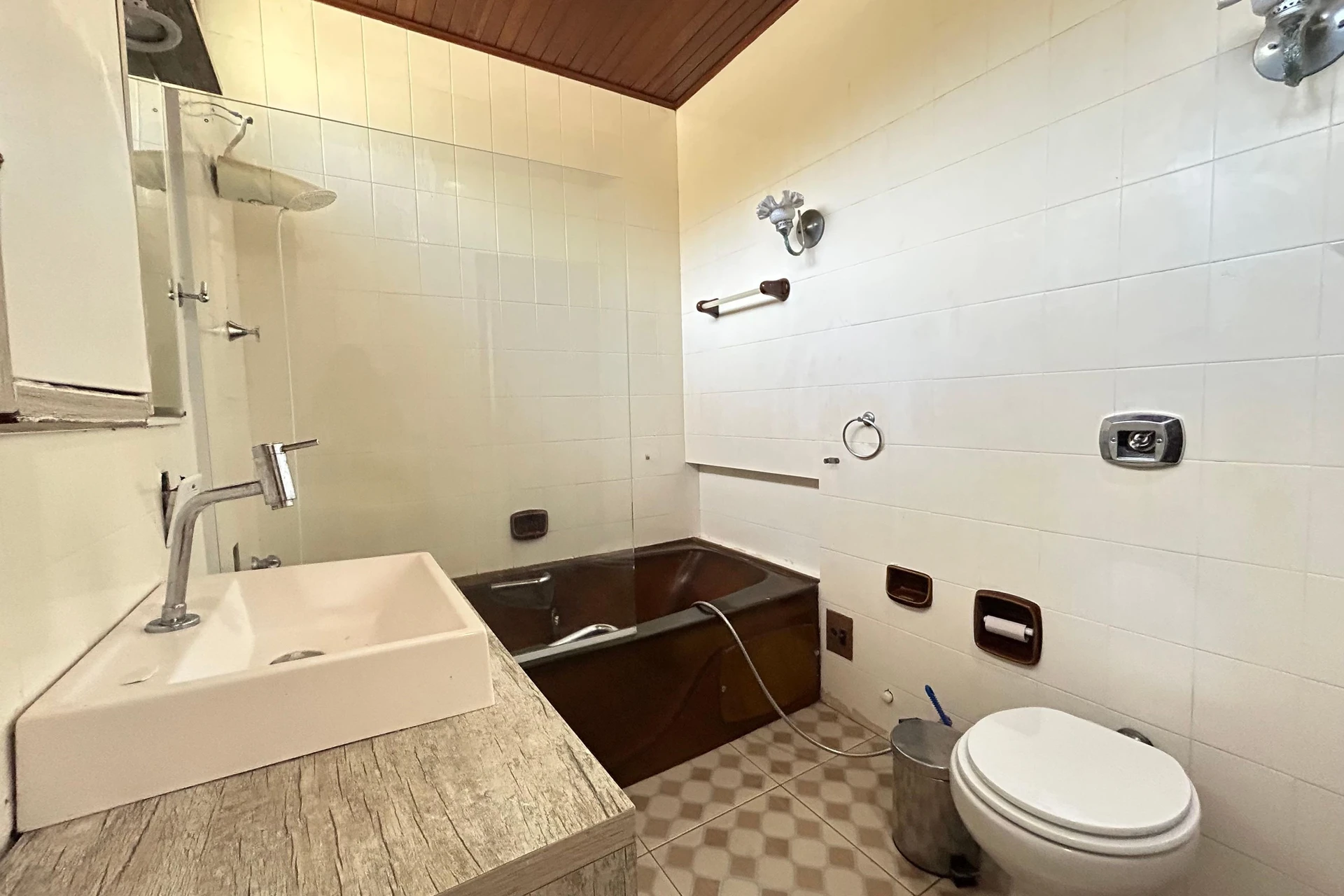 300 m² house with a jacuzzi and a bathtub — photo 24