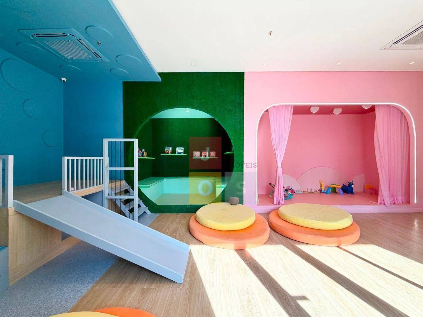 80 m² apartment with 2 bedrooms and a glass balcony — photo 83