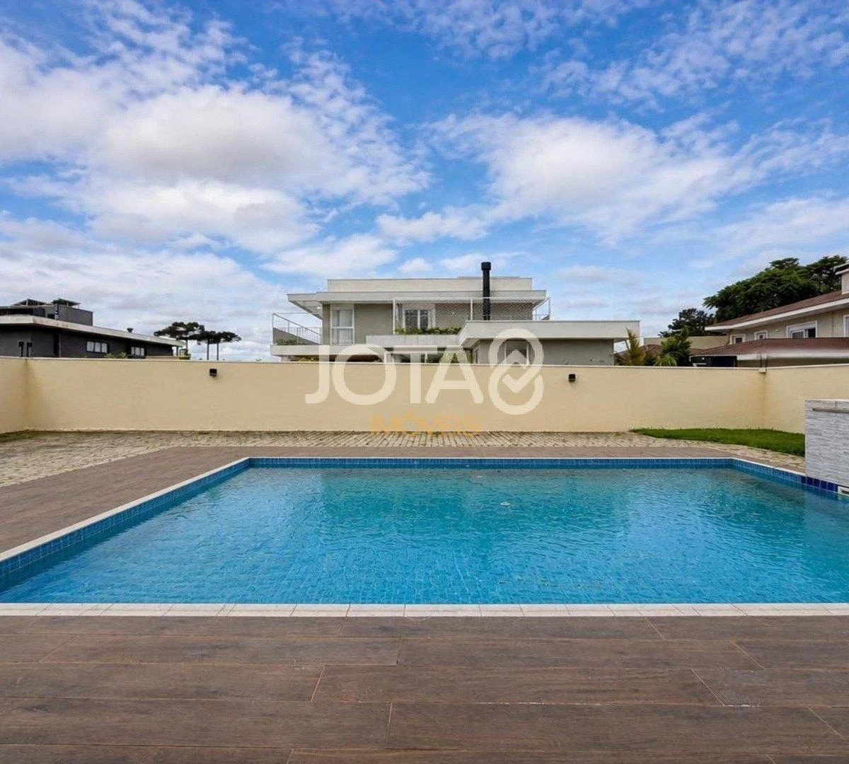 4-bedroom house with a glass-enclosed balcony in Curitiba — photo 20