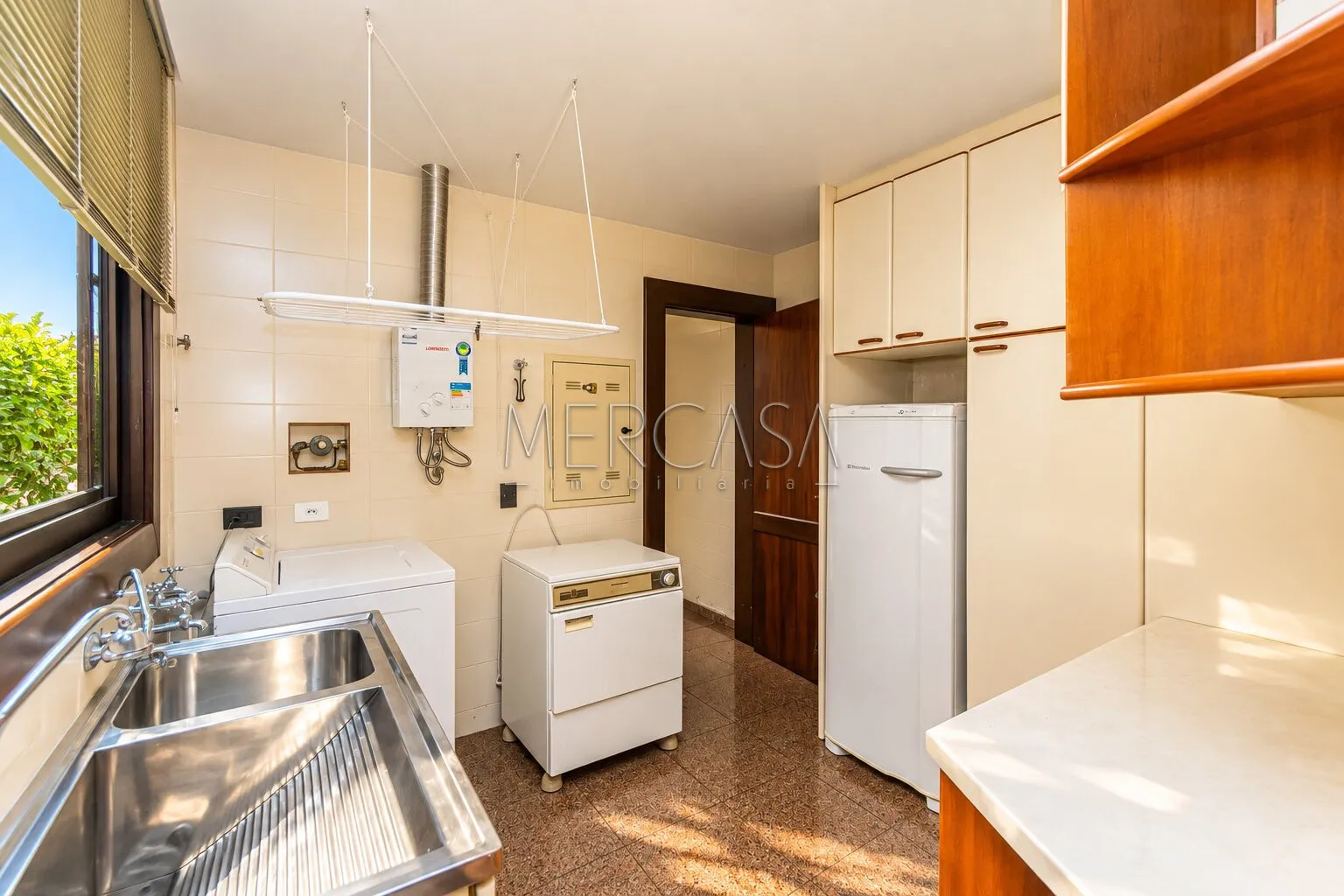 3-bedroom house with a bathtub in Curitiba — photo 73