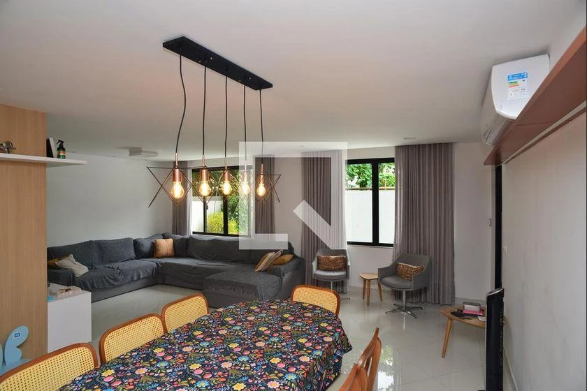 6-bedroom house with a bathtub — photo 22