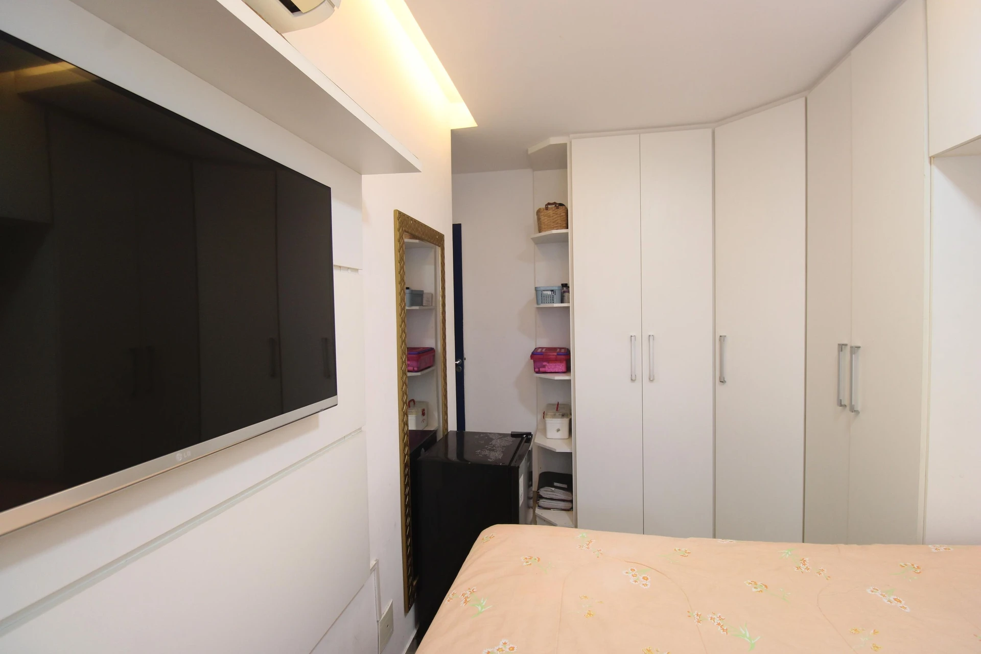 Furnished 2-bedroom apartment with a balcony — photo 14