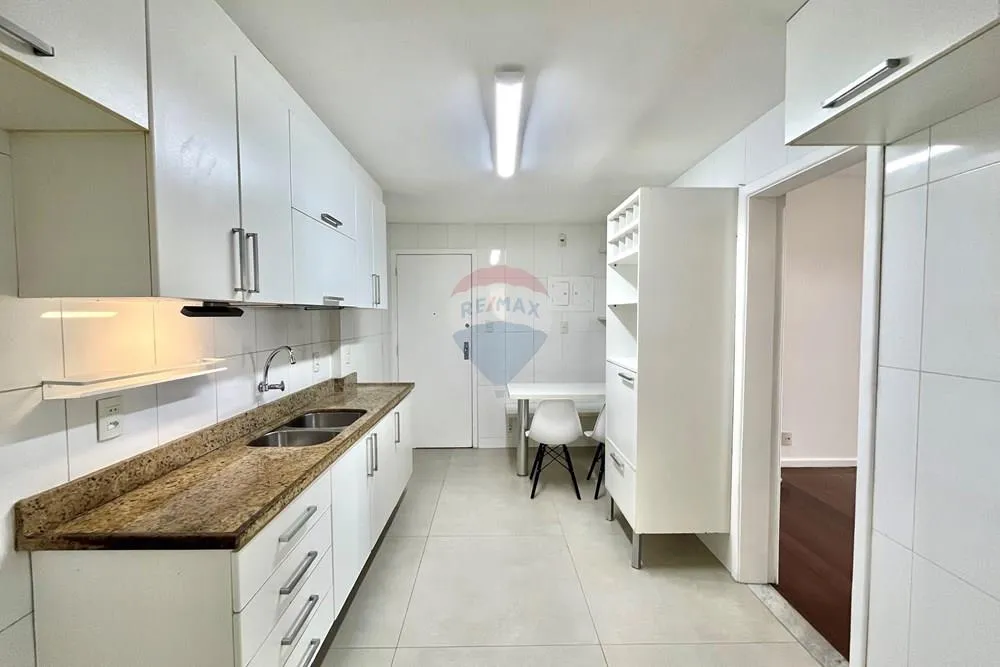 3-bedroom apartment with a mountain view in Rio de Janeiro — photo 9