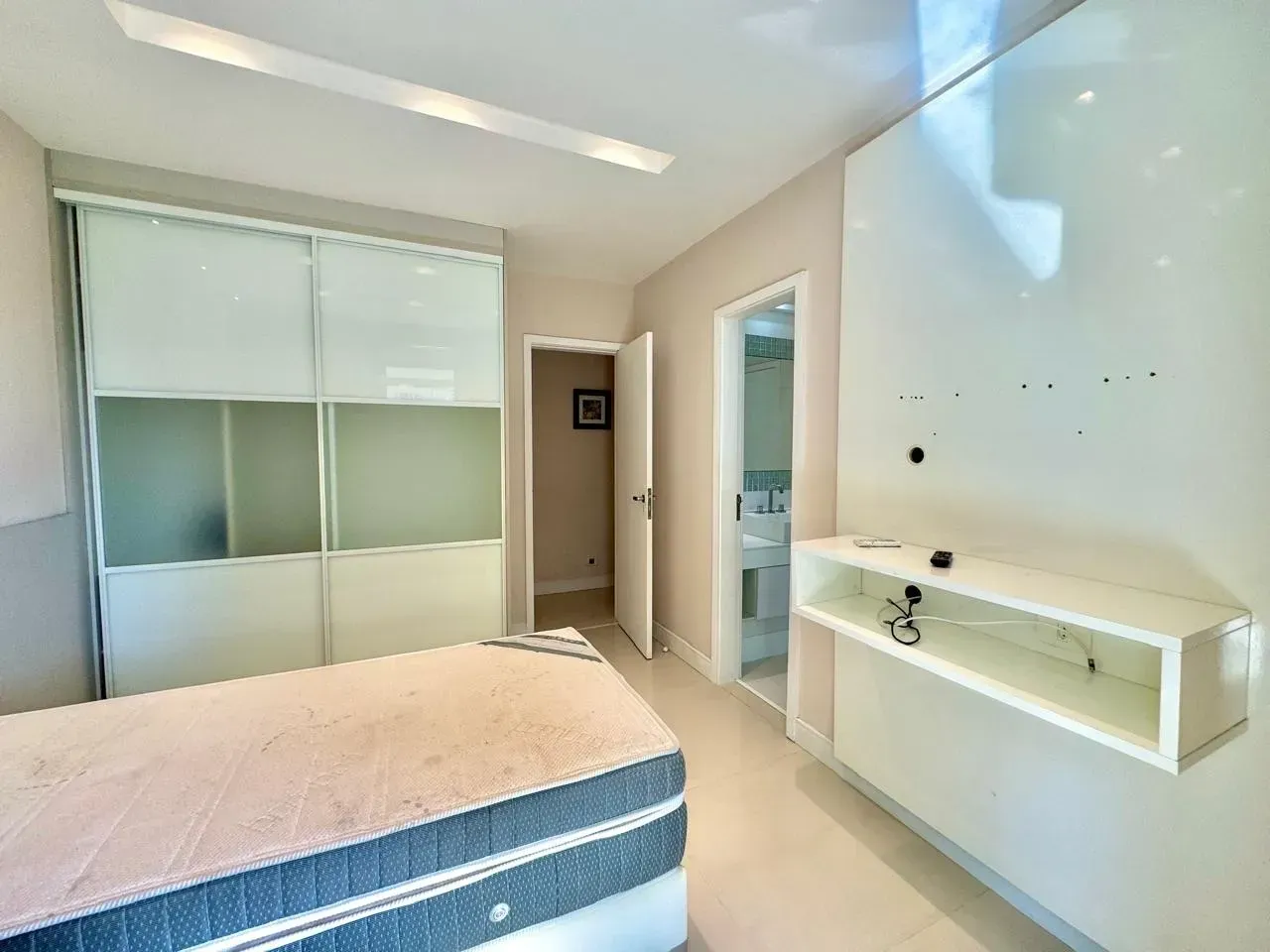 4-bedroom apartment in a building with a heated pool — photo 2